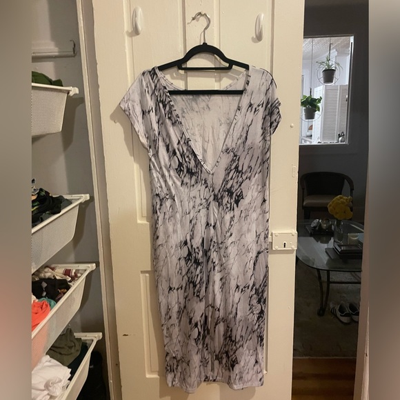 Marble maxi dress with low back and slit - Picture 5 of 6